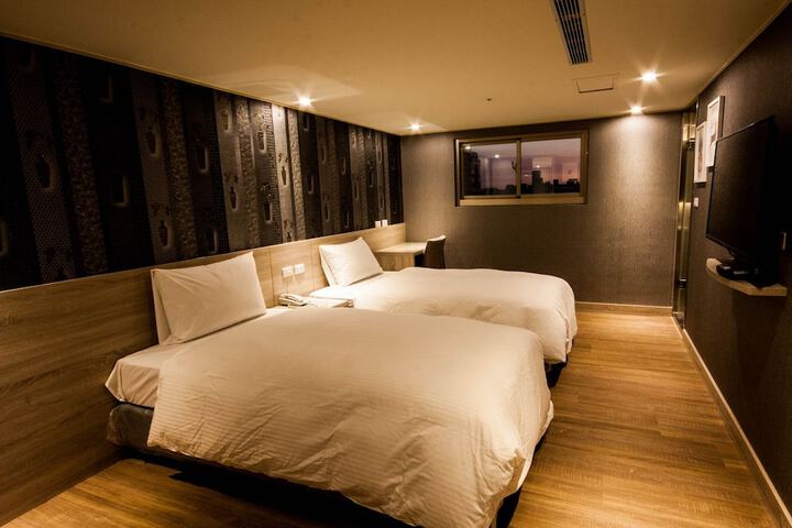 Room 11 of 36
