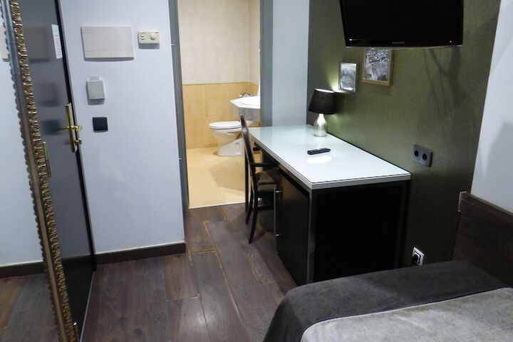 Room 42 of 193