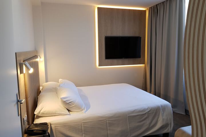 Room 27 of 103