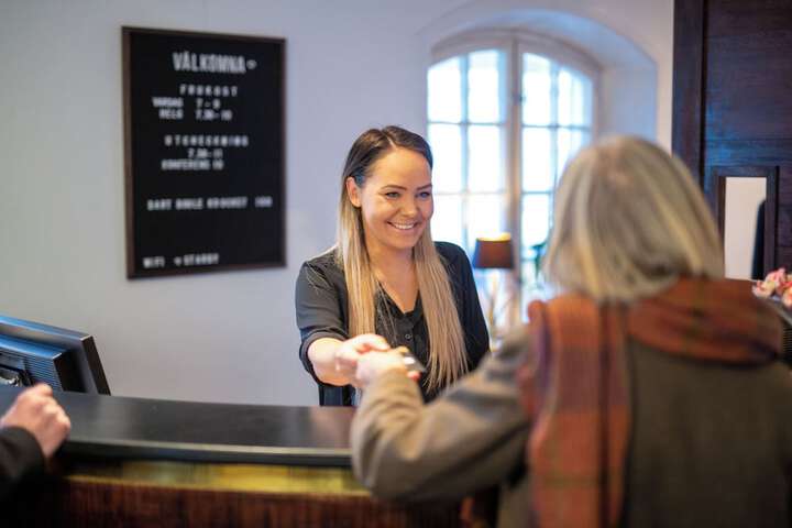 Check-in/check-out kiosk