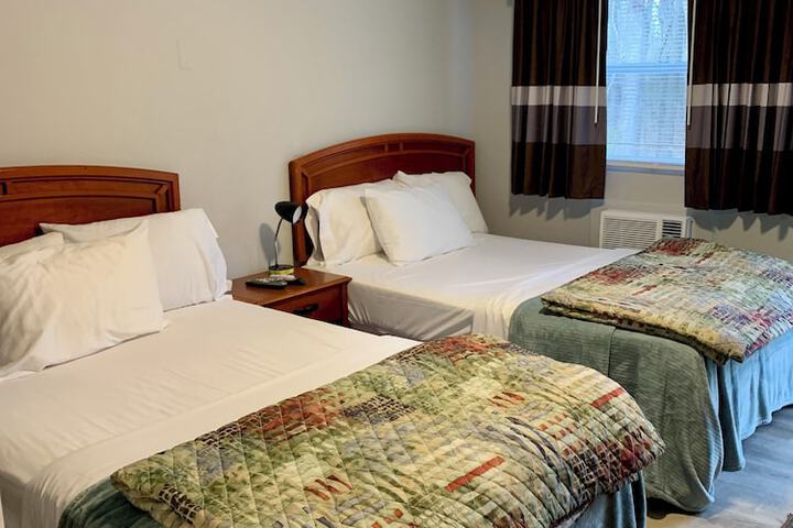 1 Queen Bed (15 of 20)