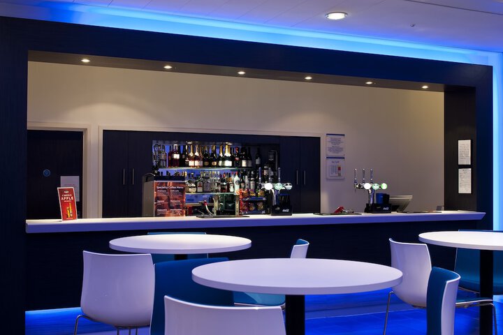 Lounge 51 of 67