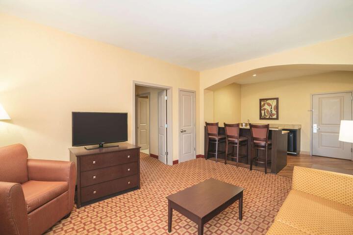 2 Queen Beds (12 of 13)