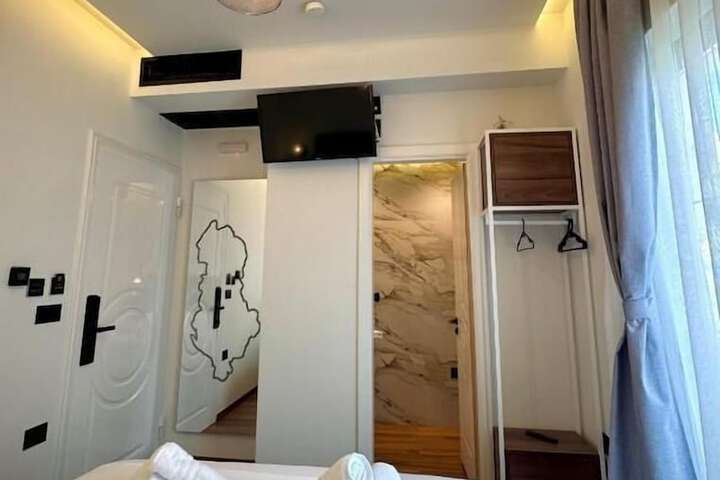 Room 10 of 37