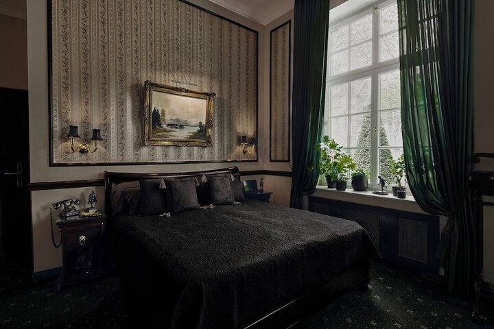Room 8 of 33