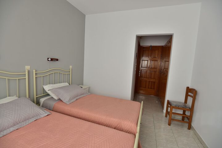Room 13 of 33