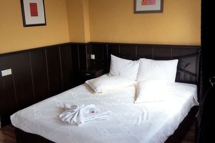 Room 12 of 28