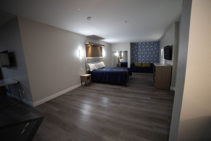 Deluxe King Bed (7 of 50)