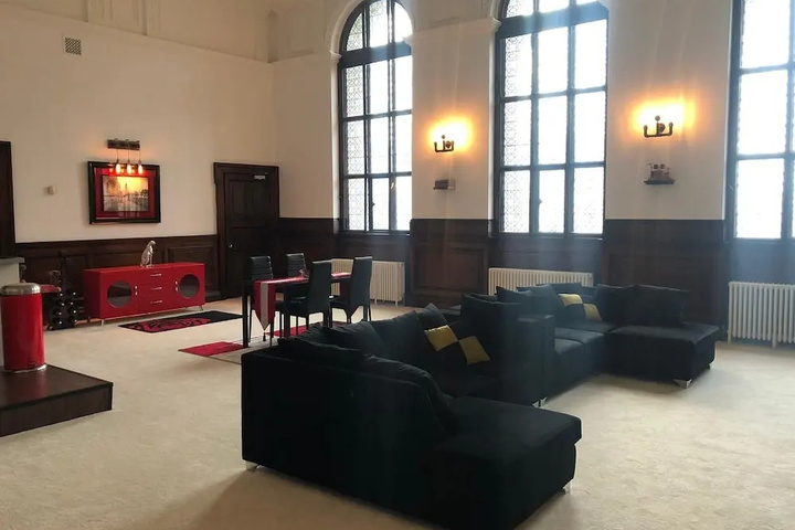 Room 2 of 10