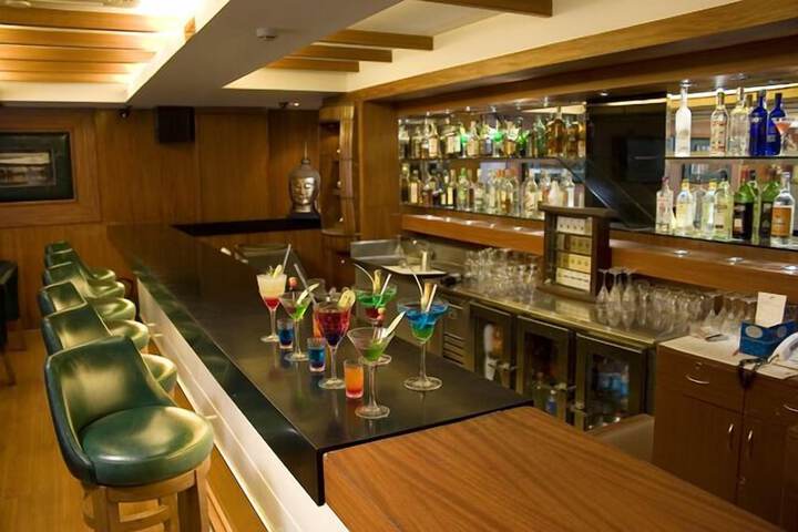 Lounge 16 of 26