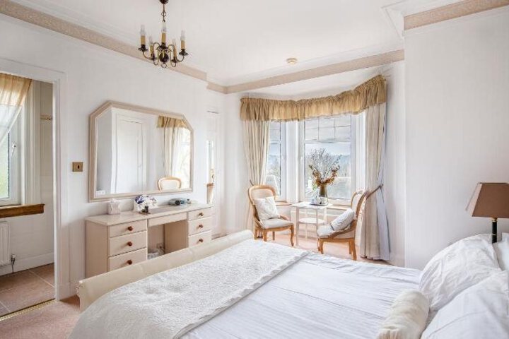 HILLVIEW HOUSE BB