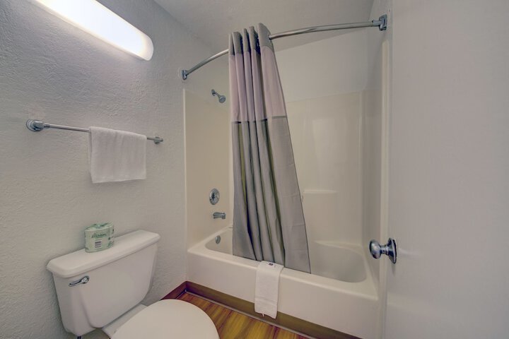 2 Queen Beds (18 of 24)