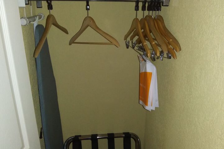 1 Queen Bed (3 of 9)