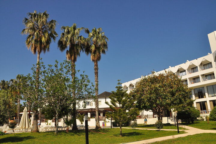 Hotel Exterior 34 of 43