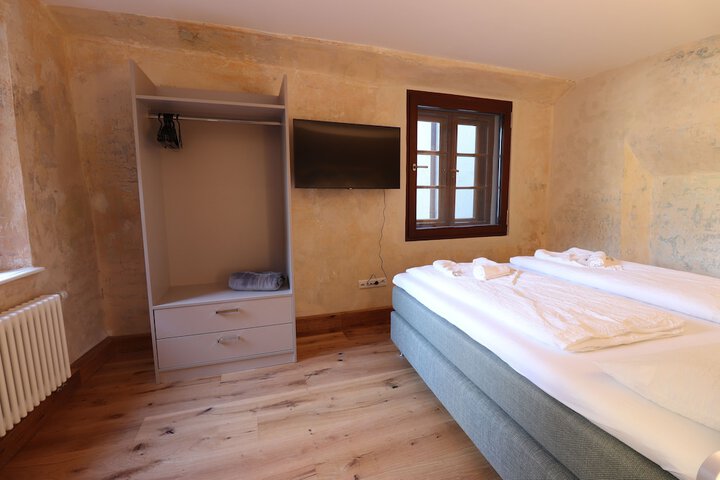 Room 5 of 102
