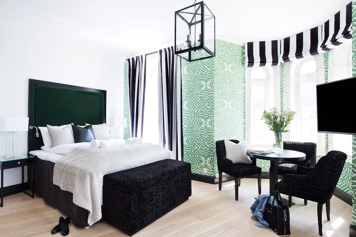 Room 10 of 32