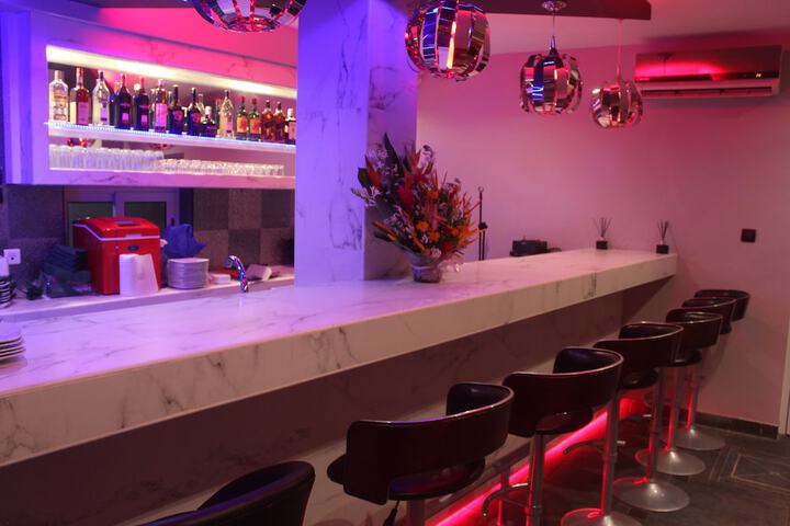 Lounge 37 of 48