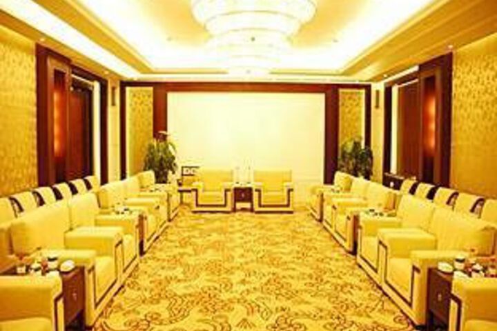 Lounge 2 of 24