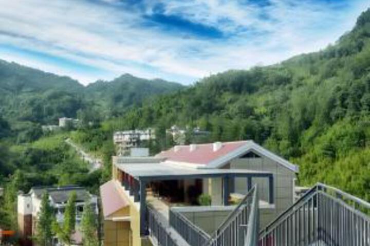 Chengdu Lying Dragon Lake Hotel