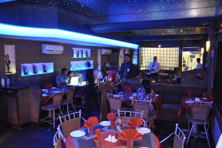 Lounge 33 of 40