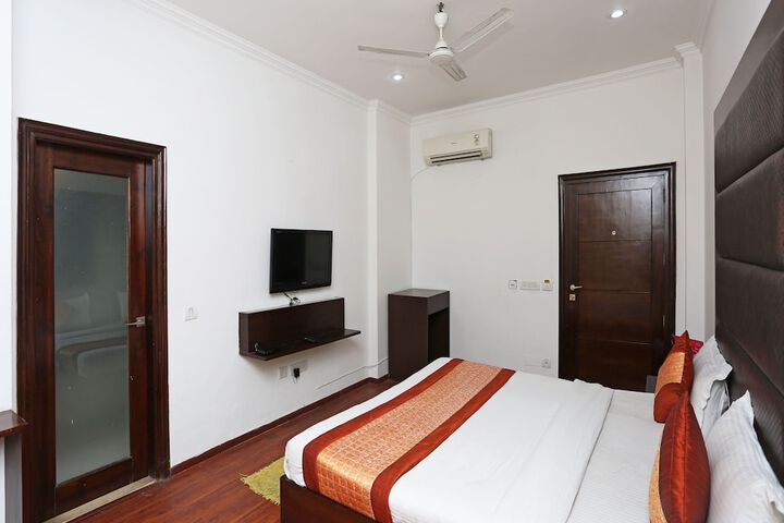 Room 13 of 19