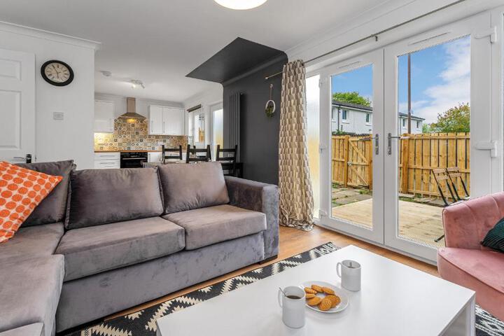 Cheerful Stays - Livingston - 4 Bedroom 3 Bath home