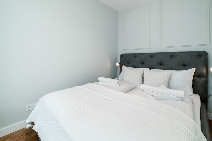 Room 8 of 375