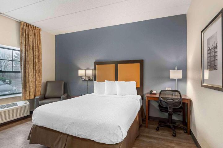 1 Queen Bed Kitchen (5 of 13)