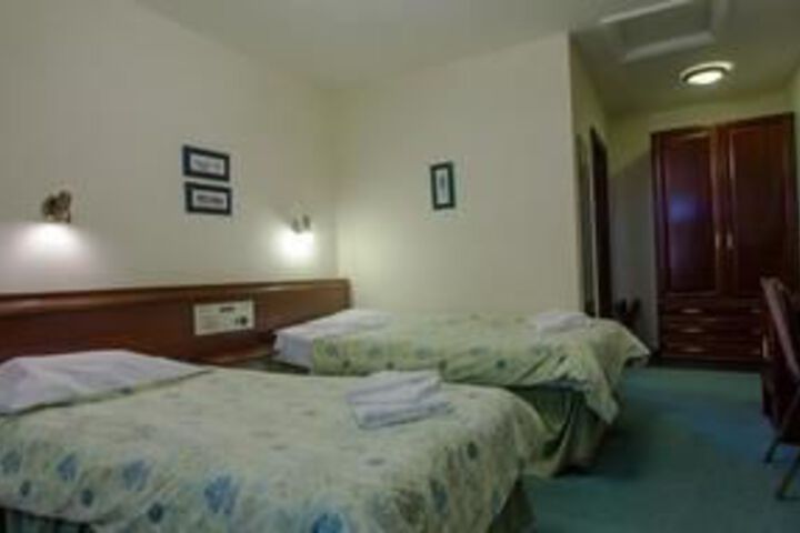 Room 10 of 28