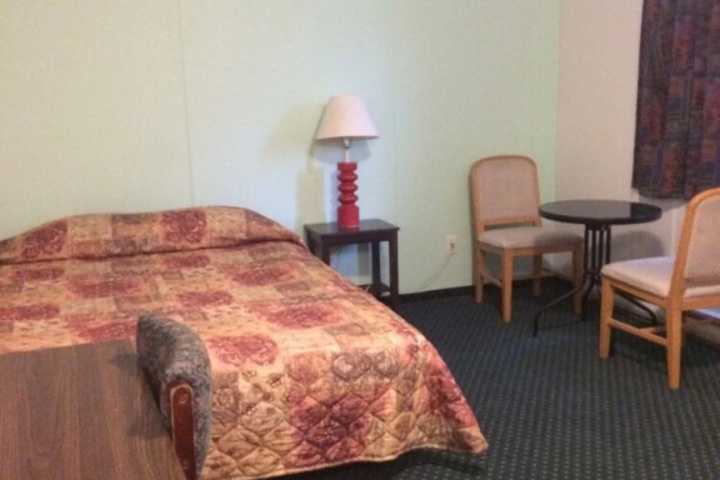 Room 6 of 9