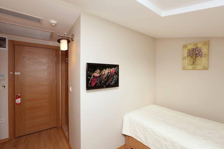 Room 16 of 36