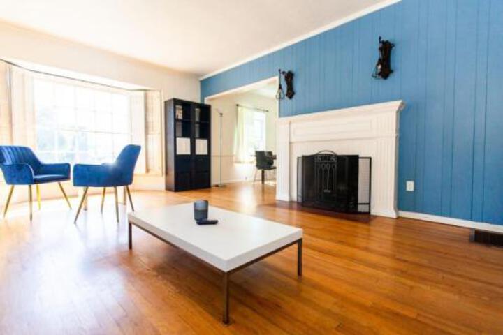 Spacious 2 Bedroom unit With Fireplace F in Los Angeles, CA