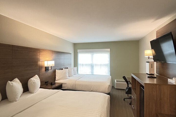 1 Queen Bed (3 of 8)