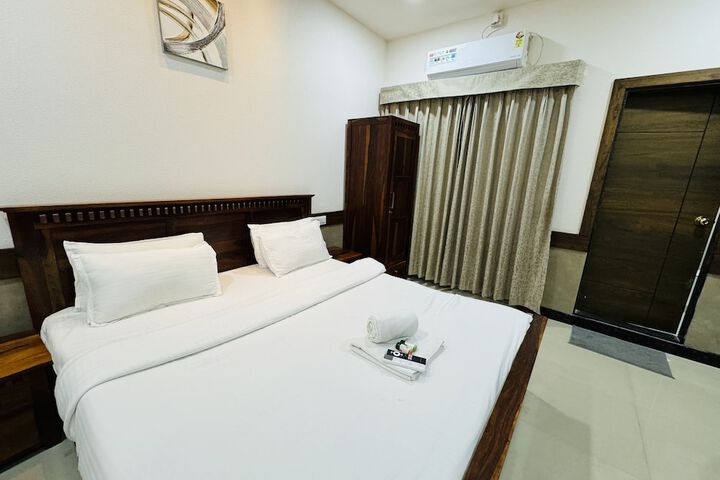 Hotel Tirth by Sonu Cafe