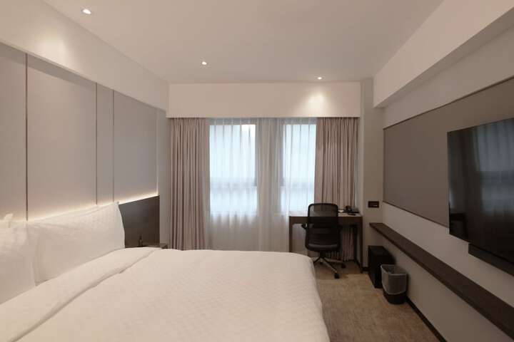 Room 4 of 32