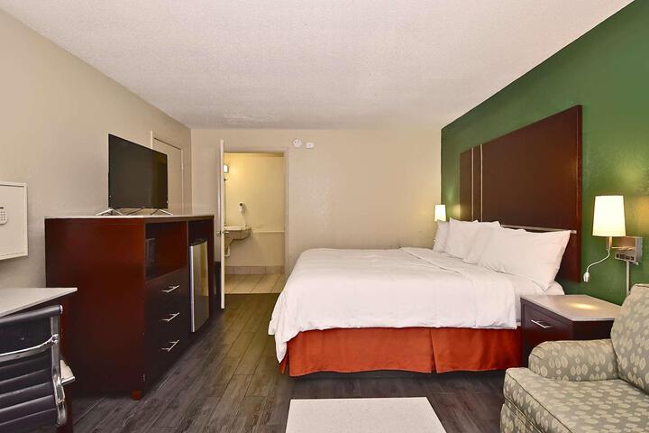 1 King Bed (9 of 12)