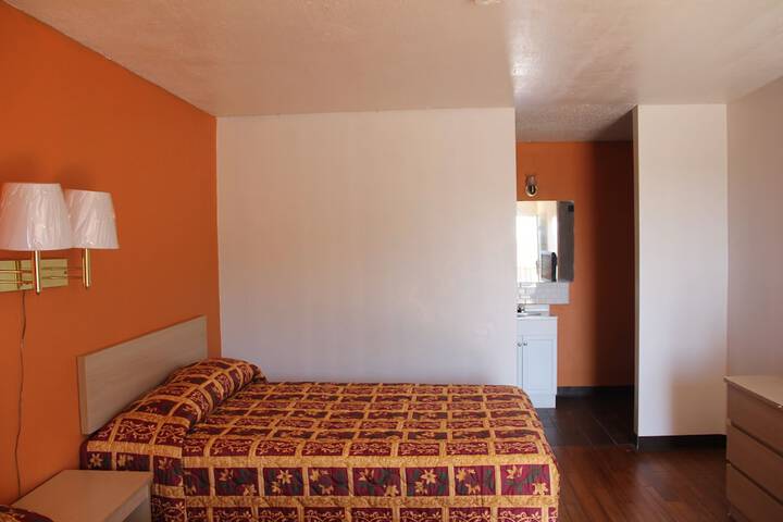 1 King Bed (7 of 14)