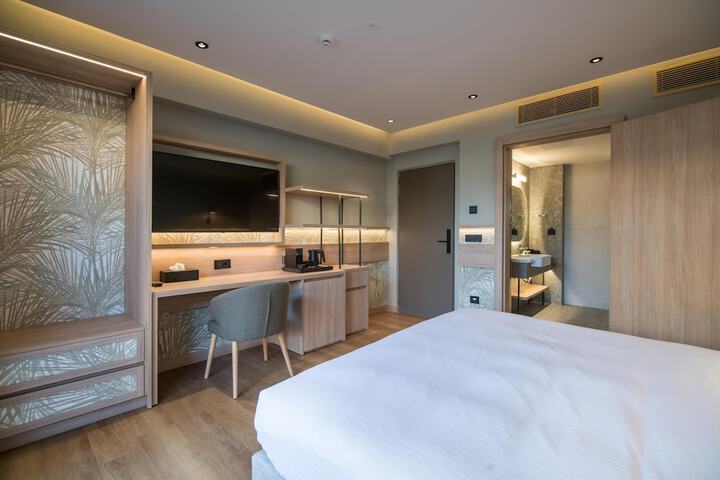 Room 102 of 328