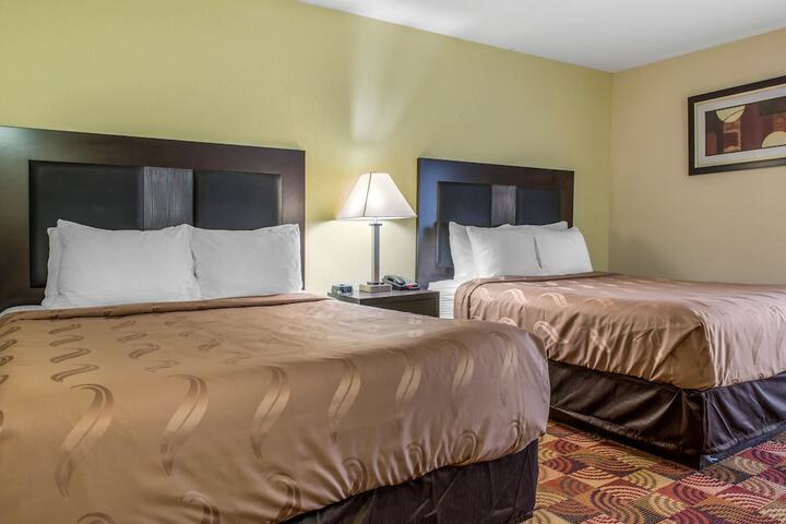 2 Queen Beds (1 of 10)