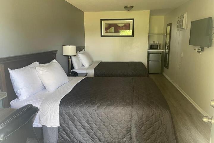 Economy Double Room 2 Queen Beds (4 of 9)
