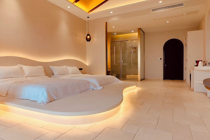 Room 2 of 83