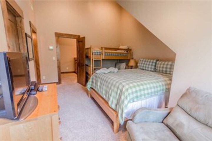 Room 12 of 16