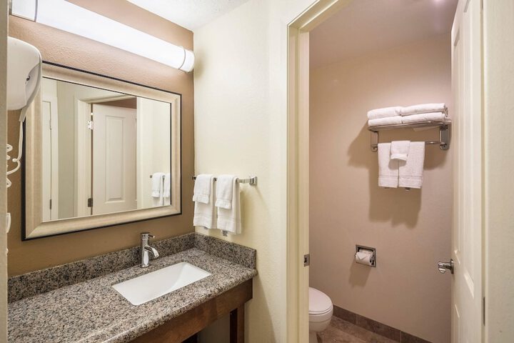Room 34 of 62