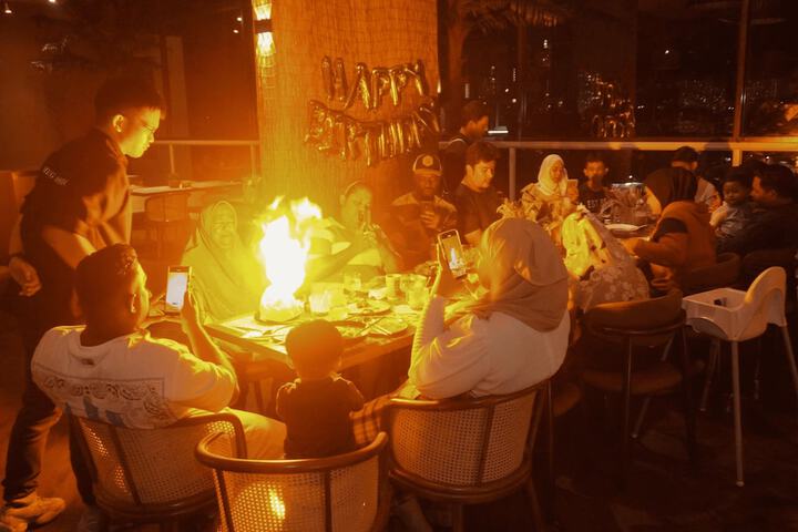 Dining 27 of 34
