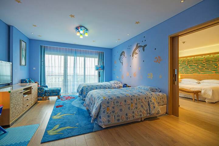 Room 6 of 100