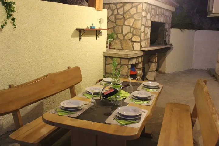 Dining 11 of 12