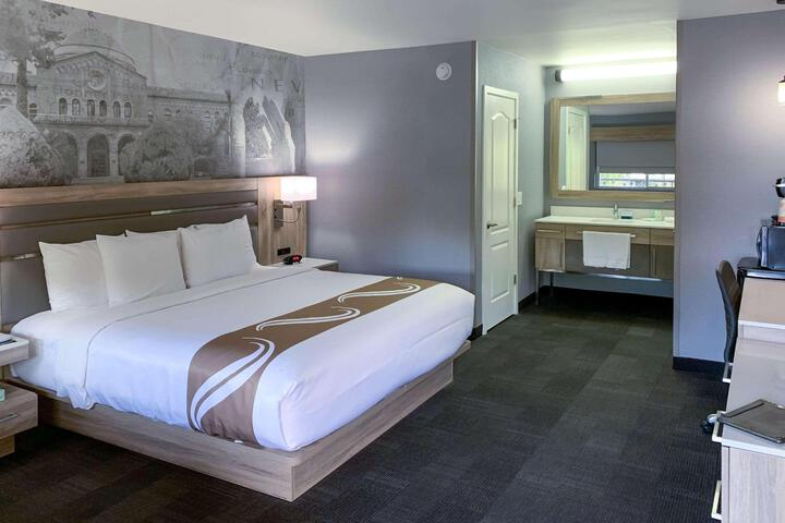 1 King Bed (4 of 5)