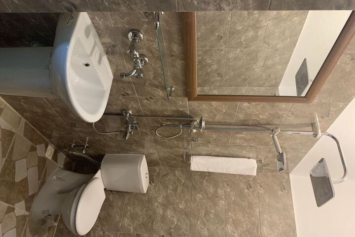 Room 10 of 16
