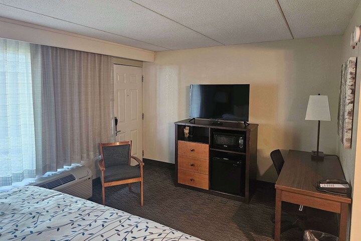1 King Bed (2 of 5)