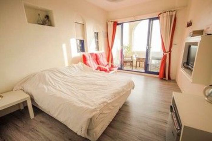 Room 16 of 28